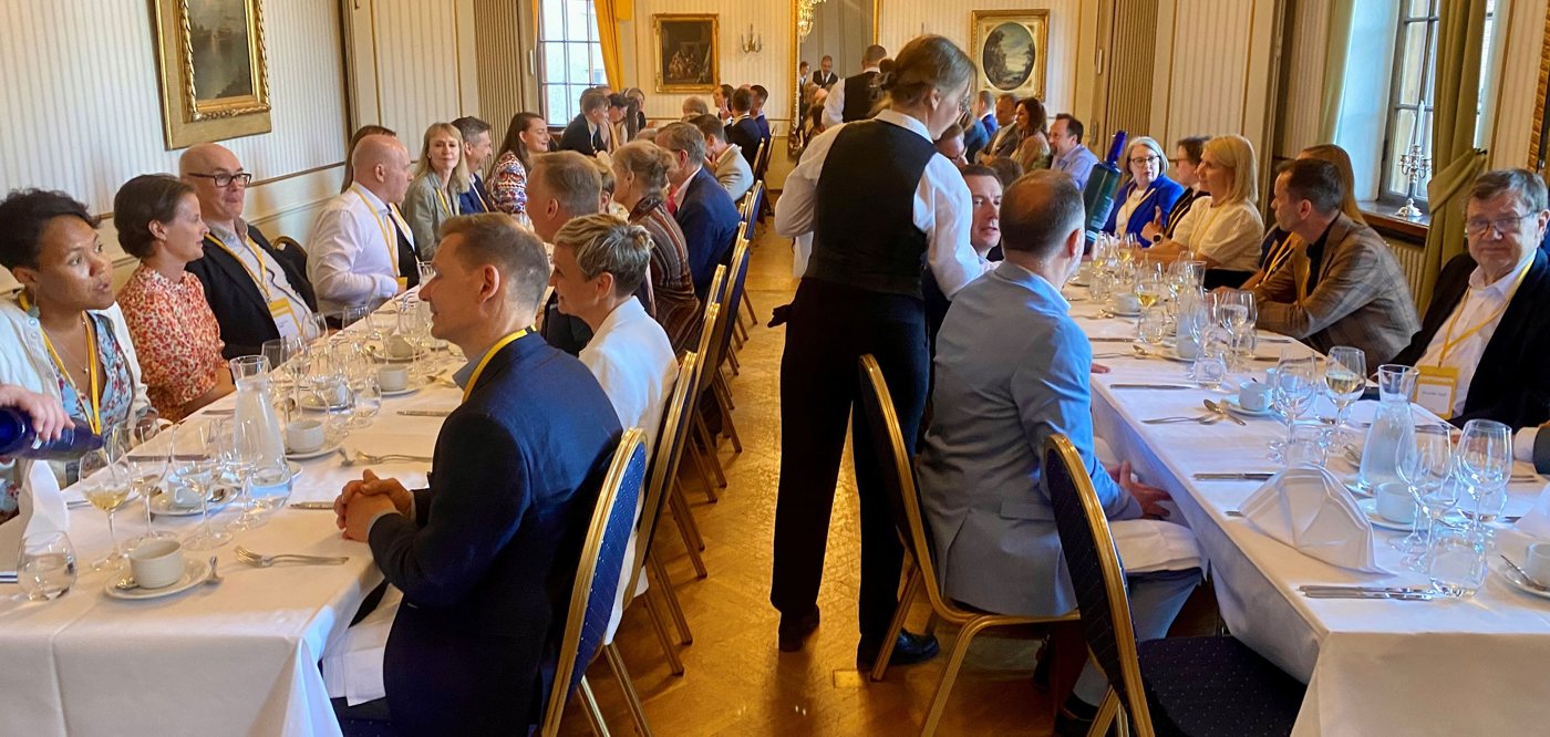 Lunch vid långbord